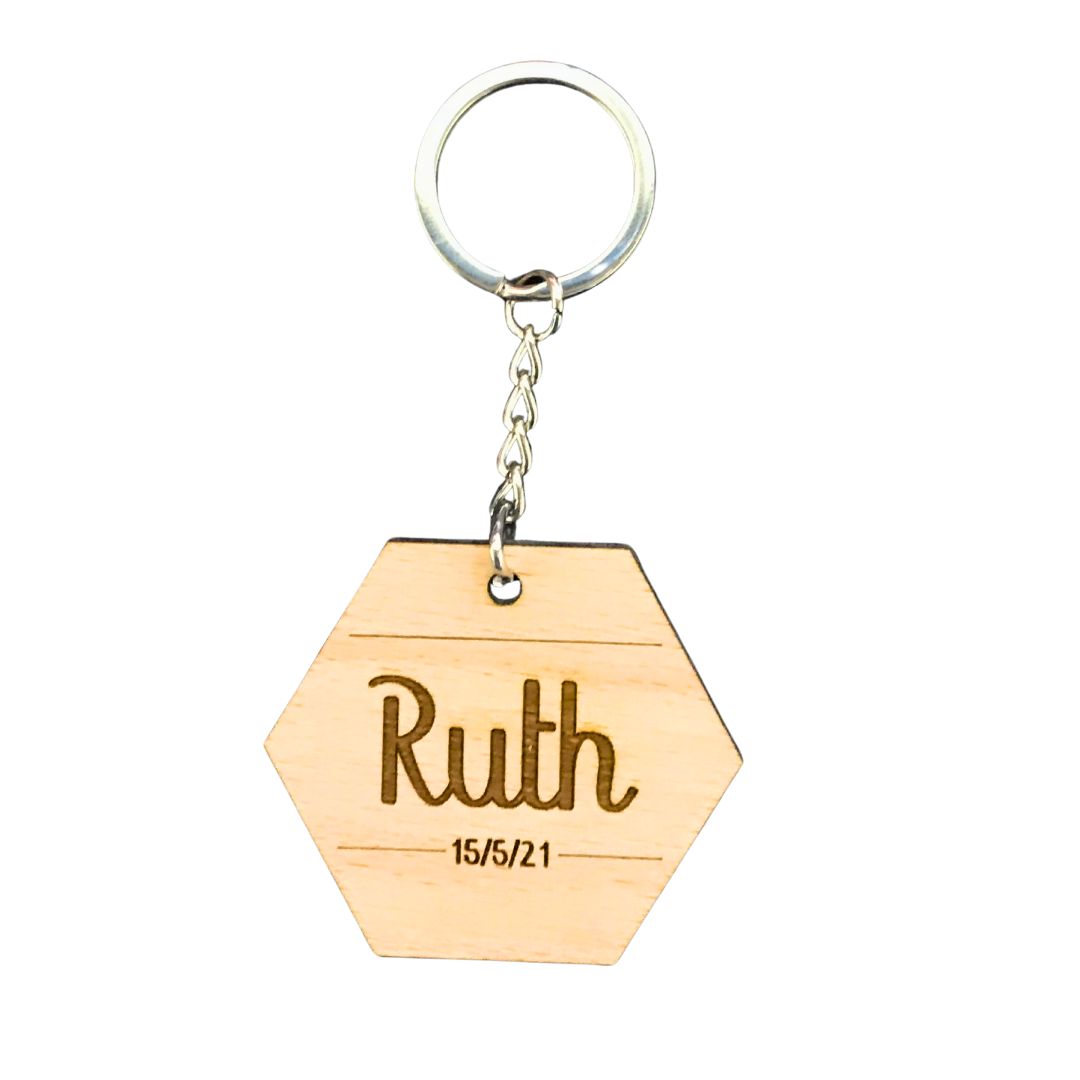Llavero hexagonal de madera de haya personalizado con grabado làser de precisión. Graba nombres, fechas, frases... lo que te inspire!