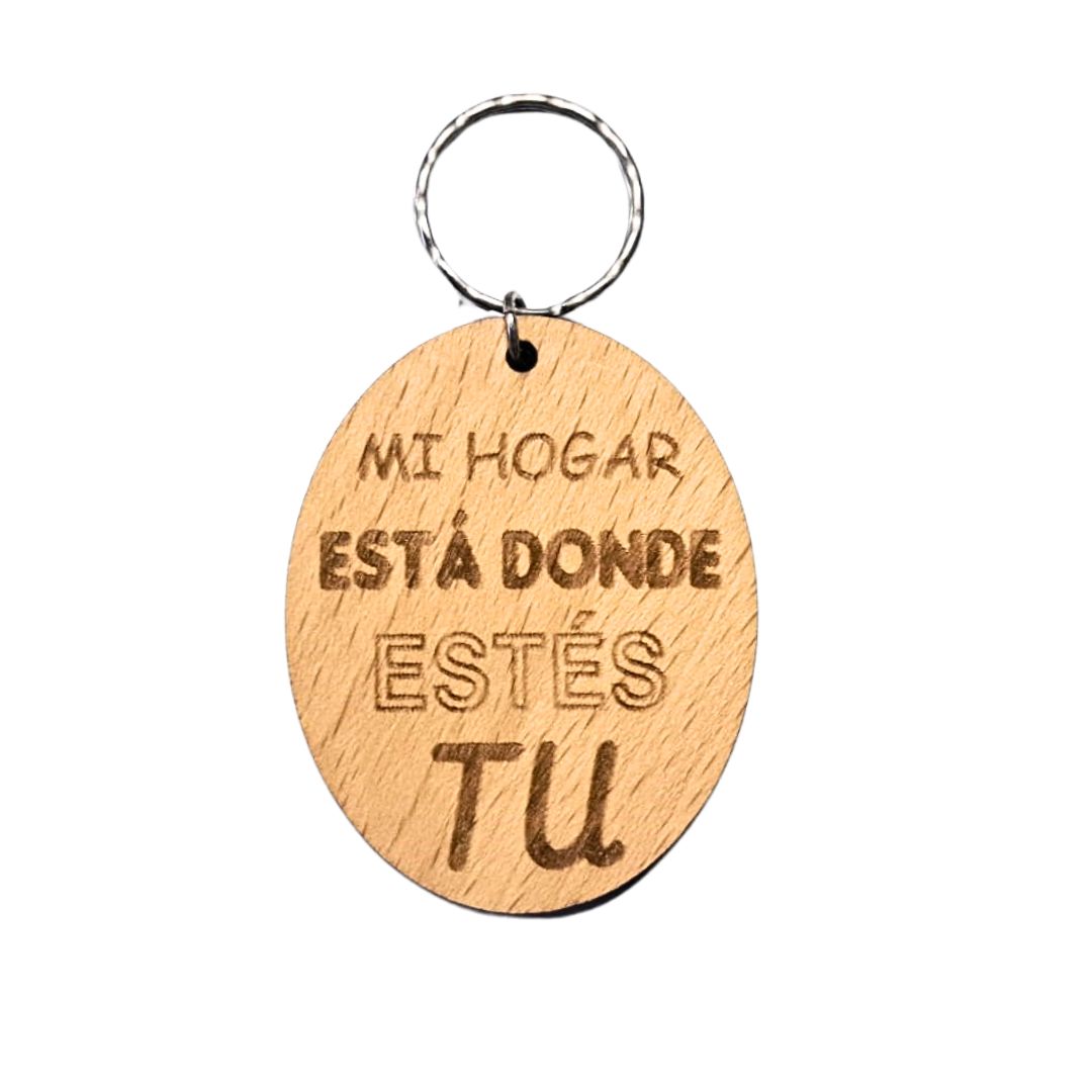 Llavero de madera de haya ovalado con la frase grabada a láser: Mi hogar está donde estés tú