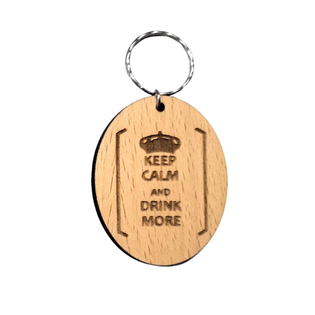 Llavero de madera de haya ovalado con la frase grabada a láser: Keep Calm and drink more