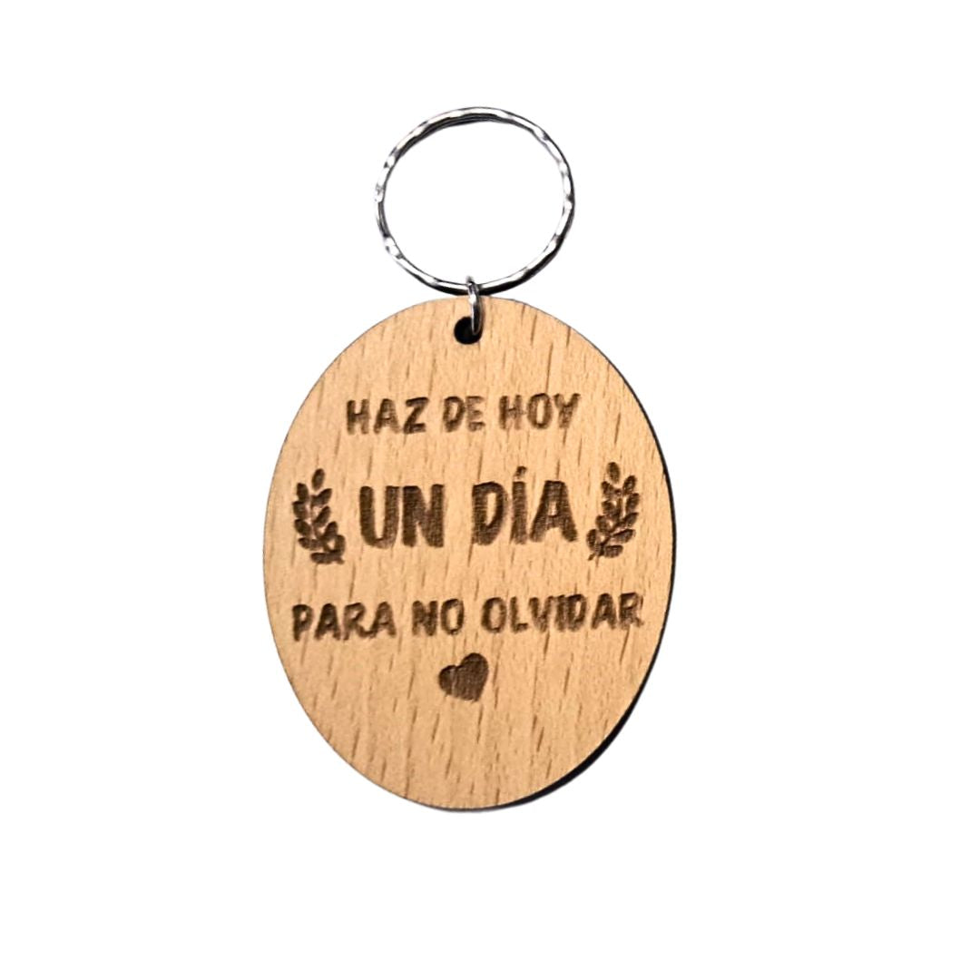 Llavero de madera de haya ovalado con la frase grabada a láser: HAz de hoy un día para no olvidar