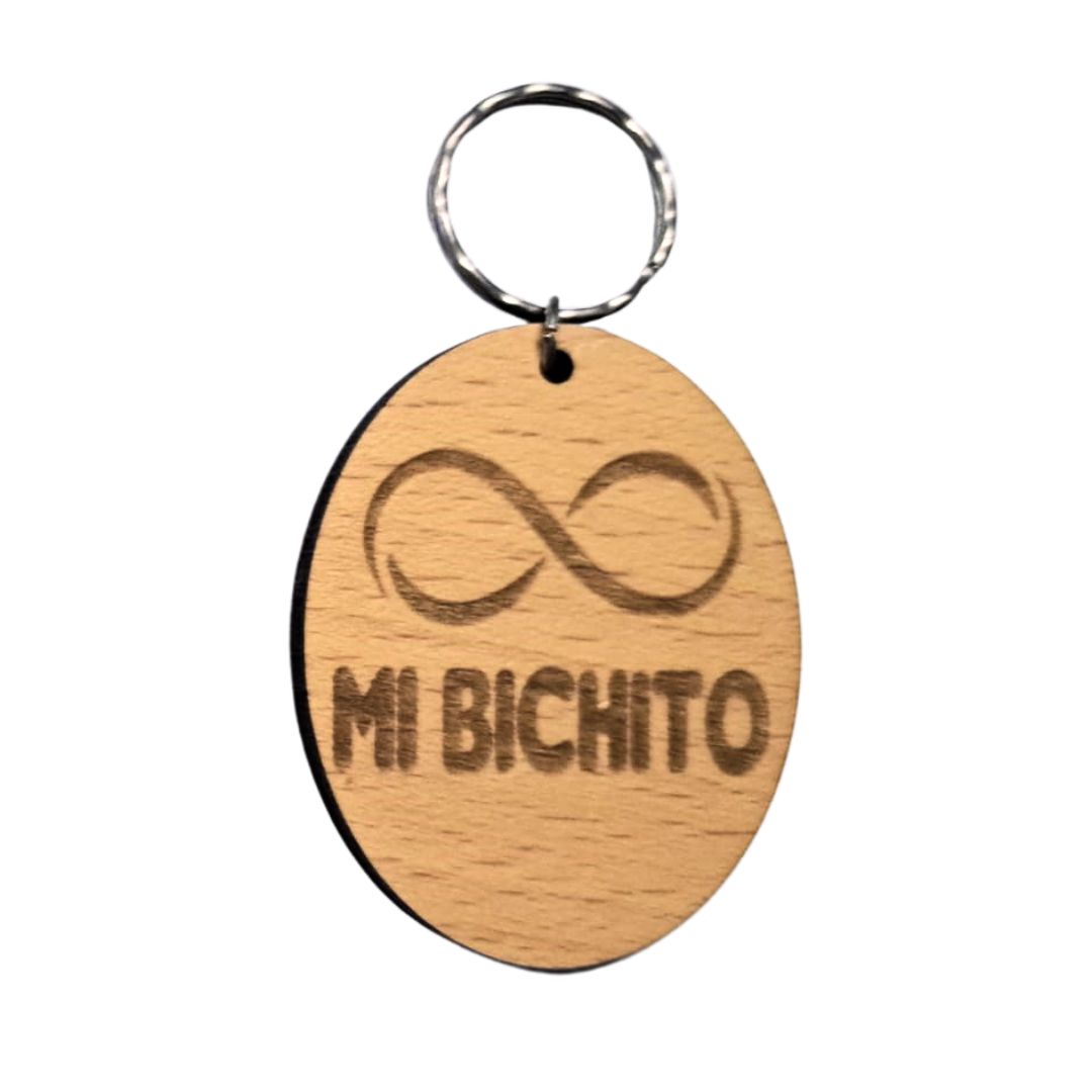 Llavero de madera de haya ovalado con la frase grabada a láser: Mi Bichito