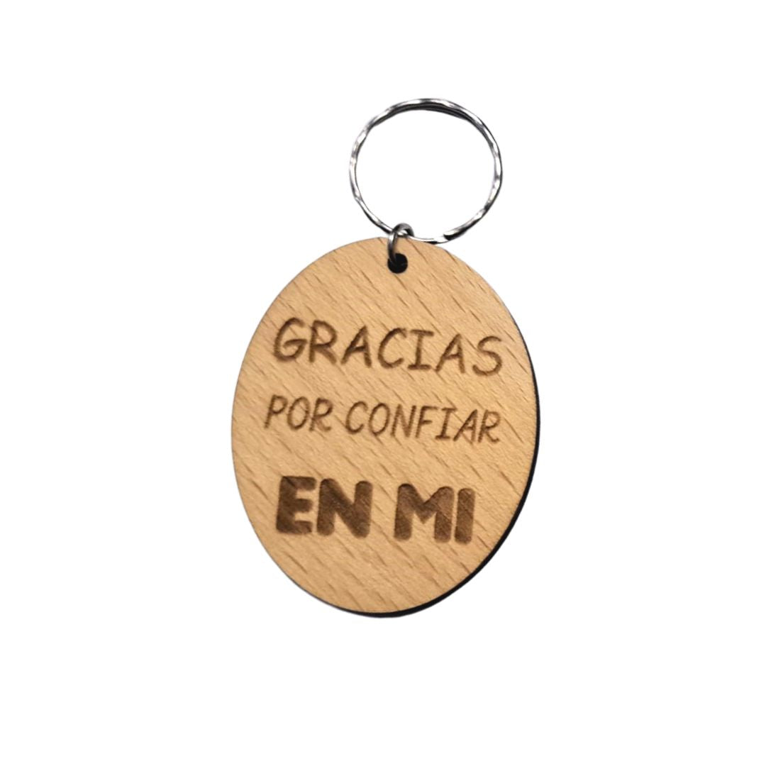 Llavero de madera de haya ovalado con la frase grabada a láser: Gracias por confiar en mi