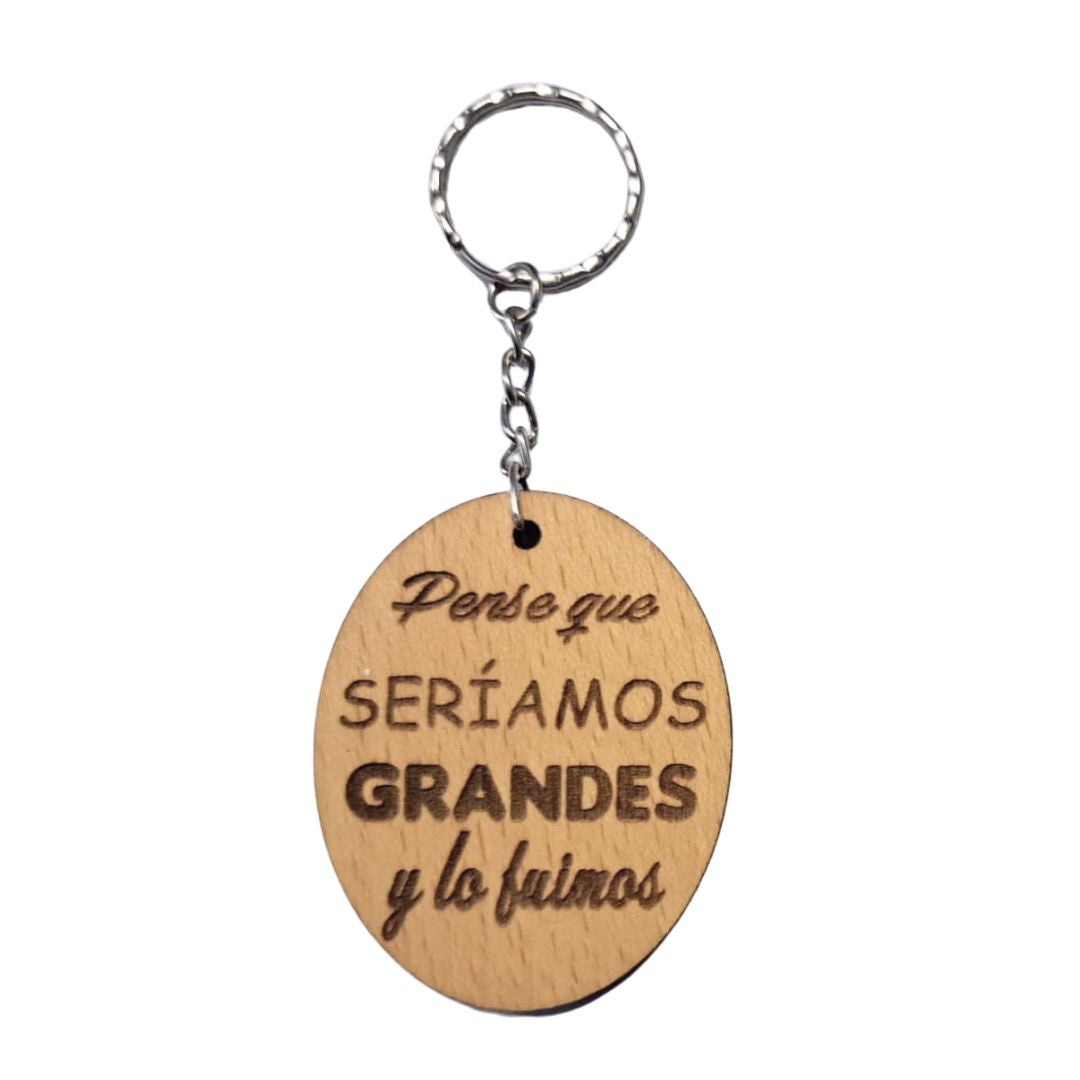 Llavero de madera de haya ovalado con la frase grabada a láser: Pensé que seríamos grandes, y lo fuímos.