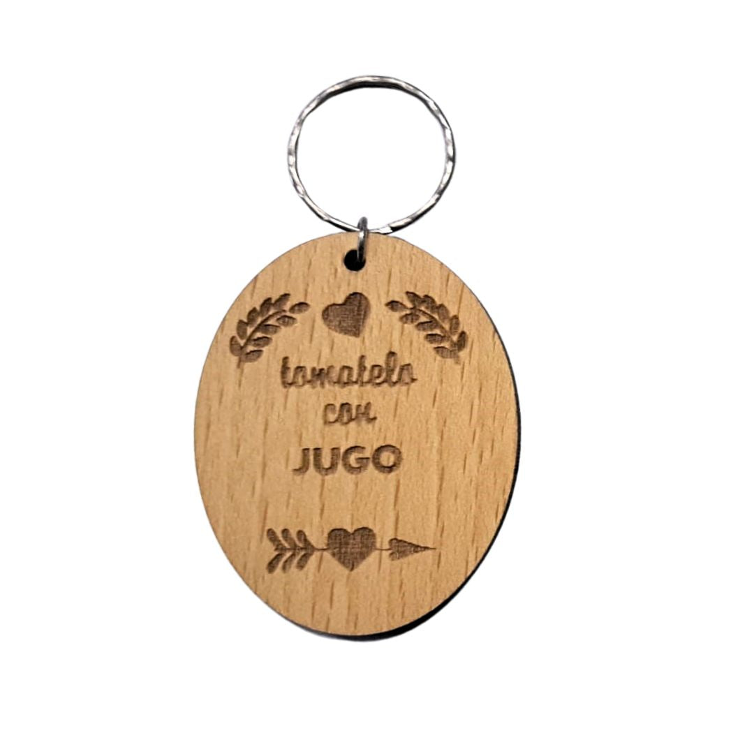 Llavero de madera de haya ovalado con la frase grabada a láser: Tómatelo con jugo