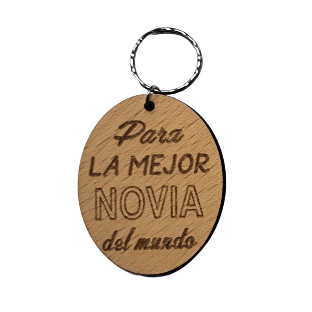 Llavero de madera de haya ovalado con la frase grabada a láser: Para la mejor novia del mundo