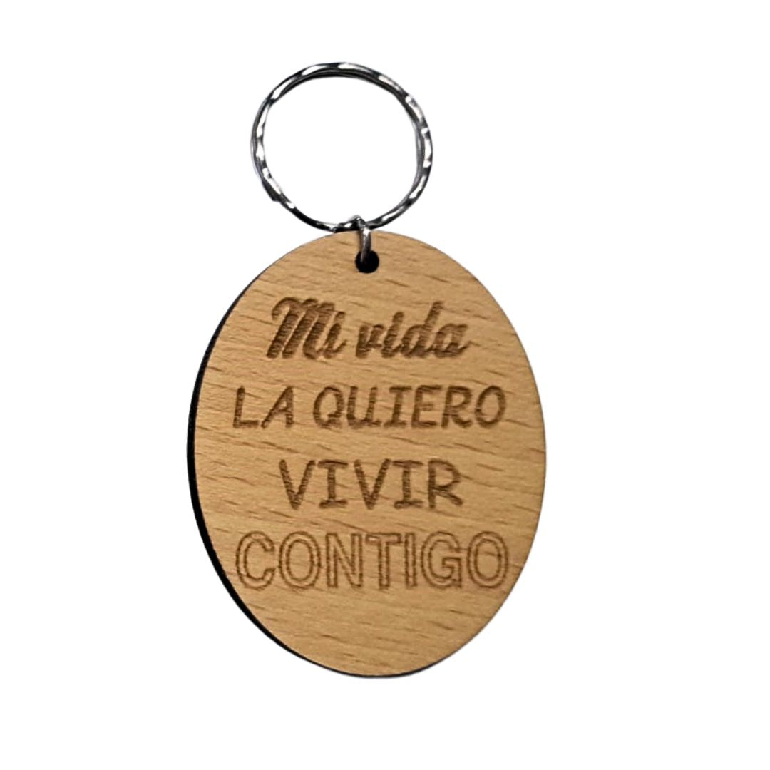 Llavero de madera de haya ovalado con la frase grabada a láser: Mi vida la quiero vivir contigo