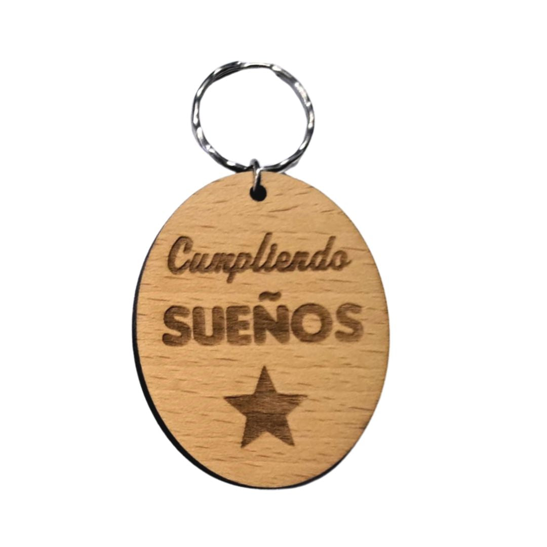 Llavero de madera de haya ovalado con la frase grabada a láser: Cumpliendo Sueños