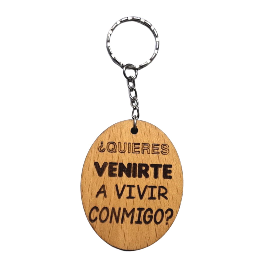 Llavero de madera de haya ovalado con la frase grabada a láser: Quieres venirte a vivir conmigo?