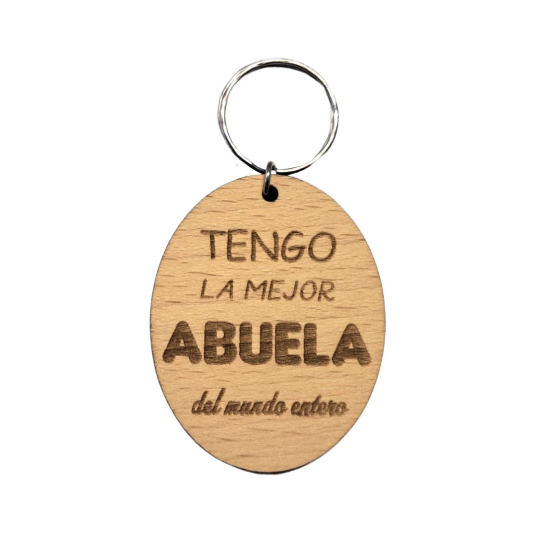 Llavero de madera de haya ovalado con la frase grabada a láser: Tengo la mejor abuela del mundo entero