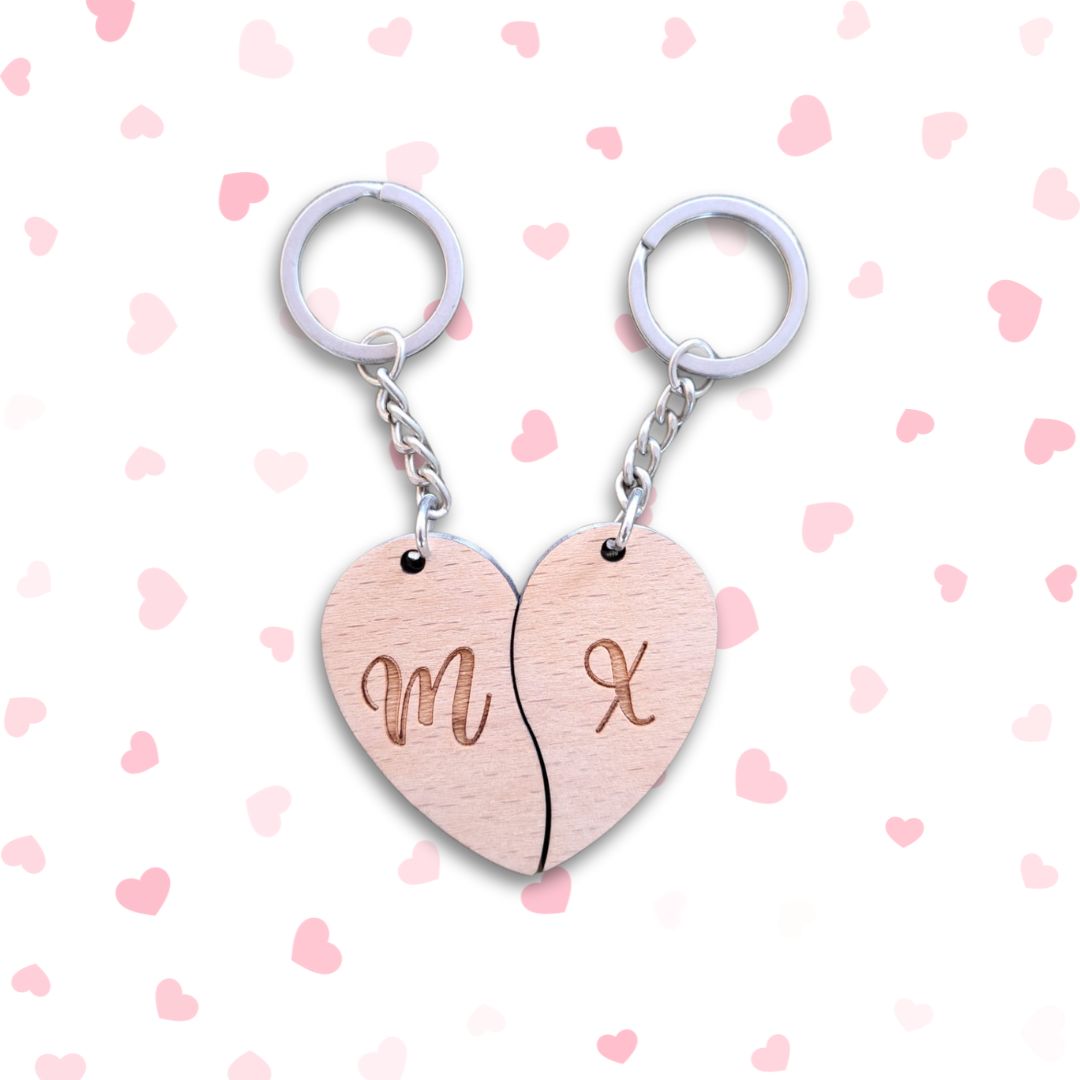 Pack de dos llaveros de madera que unidos forman un corazón. Personalizados con una inicial en cada mitad.