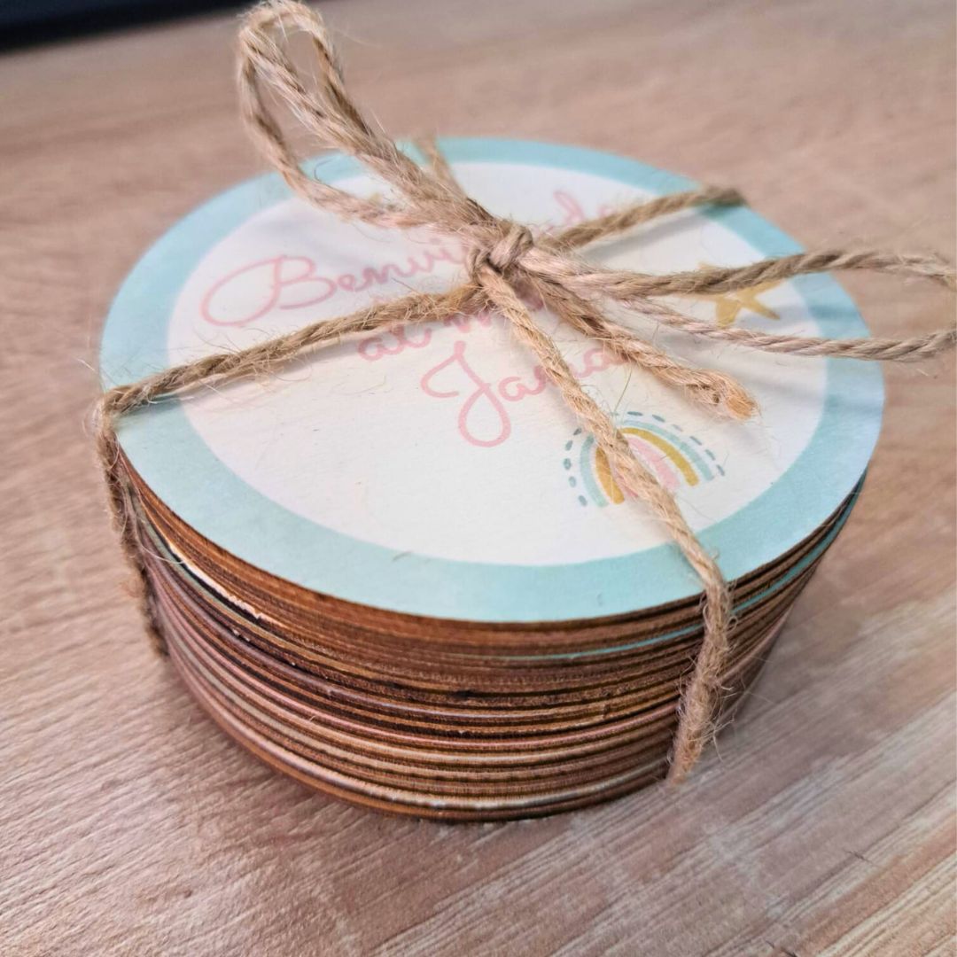 Detalle del paquete que contiene los círculos de madera personalizados a todo color mara indicar qué mes cumple el bebé