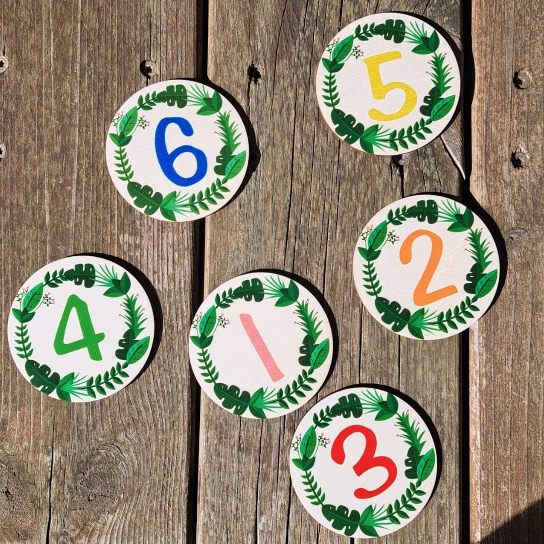 Marcameses de madera circulares impresos a todo color con los números de colores surtidos y diseño tropical. Ideal para documentar fotográficamente la evolución del bebé mes a mes