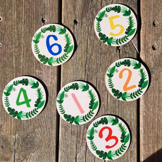 Marcameses de madera circulares impresos a todo color con los números de colores surtidos y diseño tropical. Ideal para documentar fotográficamente la evolución del bebé mes a mes