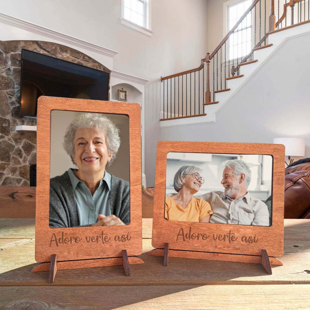 Marco de madera para foto horizontal o vertical. Personalizado con grabado láser y la frase "Adoro verte así"