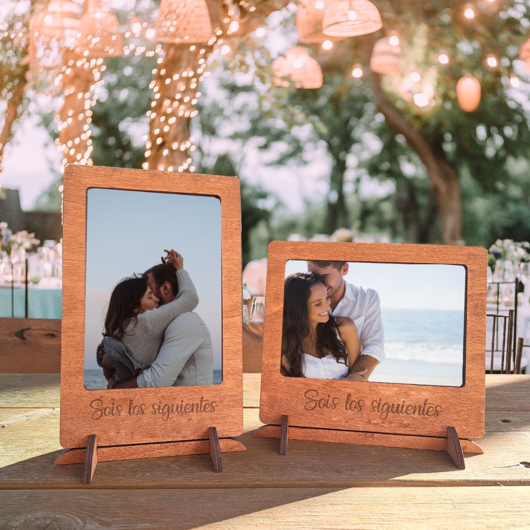 Marco de fotos de madera, en horizontal o vertical, con la frase grabada a láser "sois los siguientes" ideal para sorprender a los siguientes novios en una boda