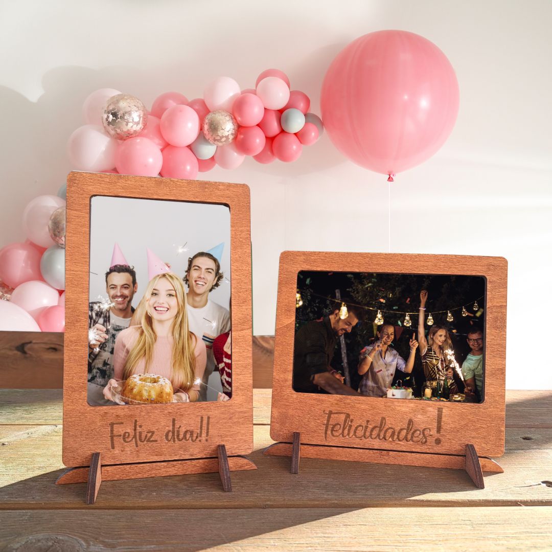 Marco de madera para fotos, en vertical o en horizontal. Personalizado con grabado láser y dos frases a elegir: "Feliz día!" o "Felicidades!"