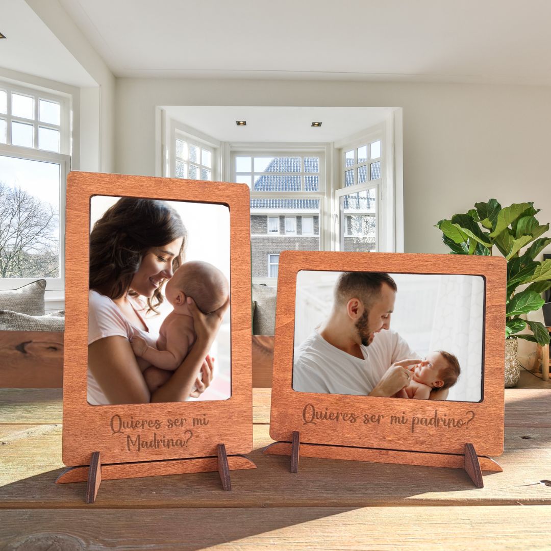 marco para fotos de madera en vertical o horizontal personalizado con un grabado a láser donde se pide "Quieres ser mi padrino o madrina?"