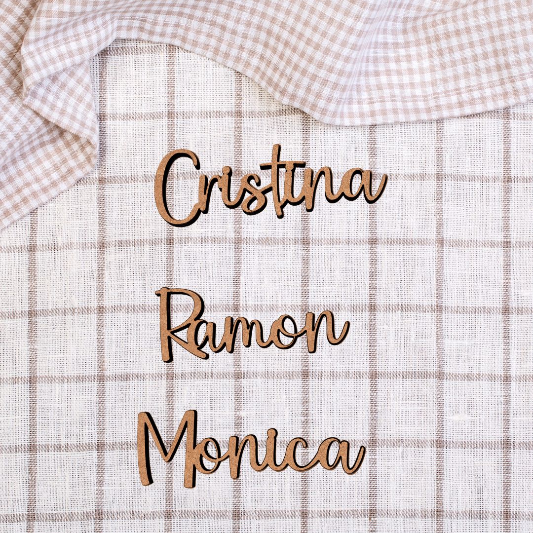 Marcasitios personalizados para boda hechos con madera DM y tipografía Boho chic. Ideal para recuerdo que se pueden llevar los invitados al evento.