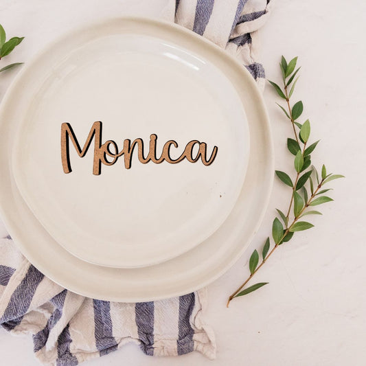 Marcasitios personalizados para boda hechos con madera DM y tipografía Boho chic. Ideal para recuerdo que se pueden llevar los invitados al evento.