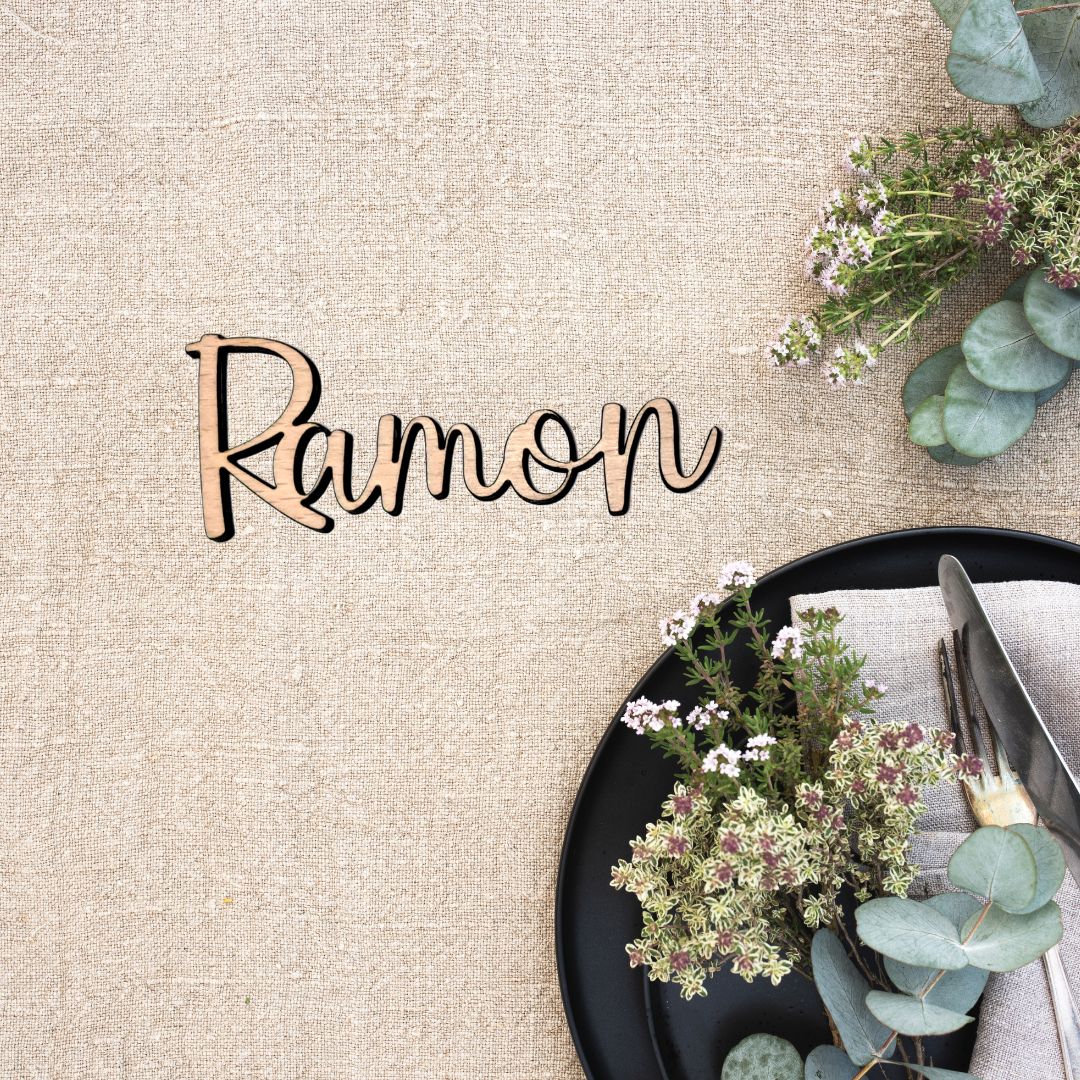 Marcasitios personalizados para boda hechos con madera de haya y tipografía Boho chic. Ideal para recuerdo que se pueden llevar los invitados al evento.