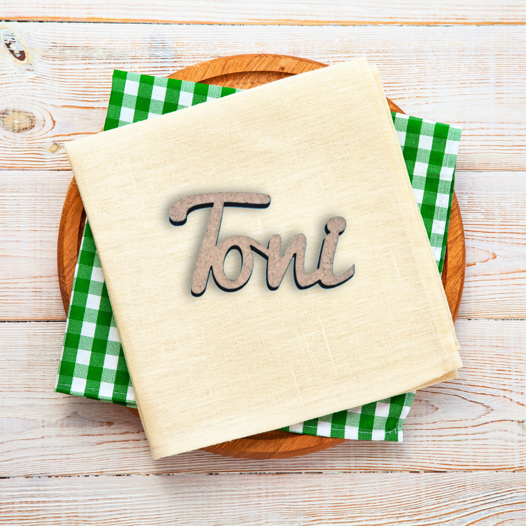Marcasitios personalizados para boda hechos con madera de DM y tipografía Artística. Ideal para recuerdo que se pueden llevar los invitados al evento.