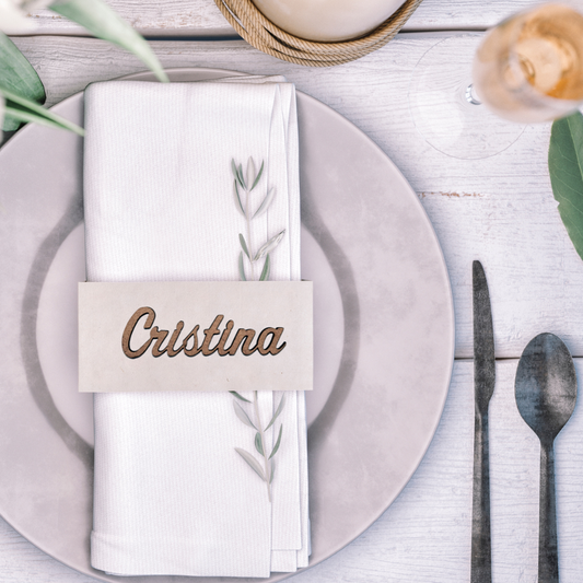 Marcasitios personalizados para boda hechos con madera de DM y tipografía Trendy. Ideal para recuerdo que se pueden llevar los invitados al evento.