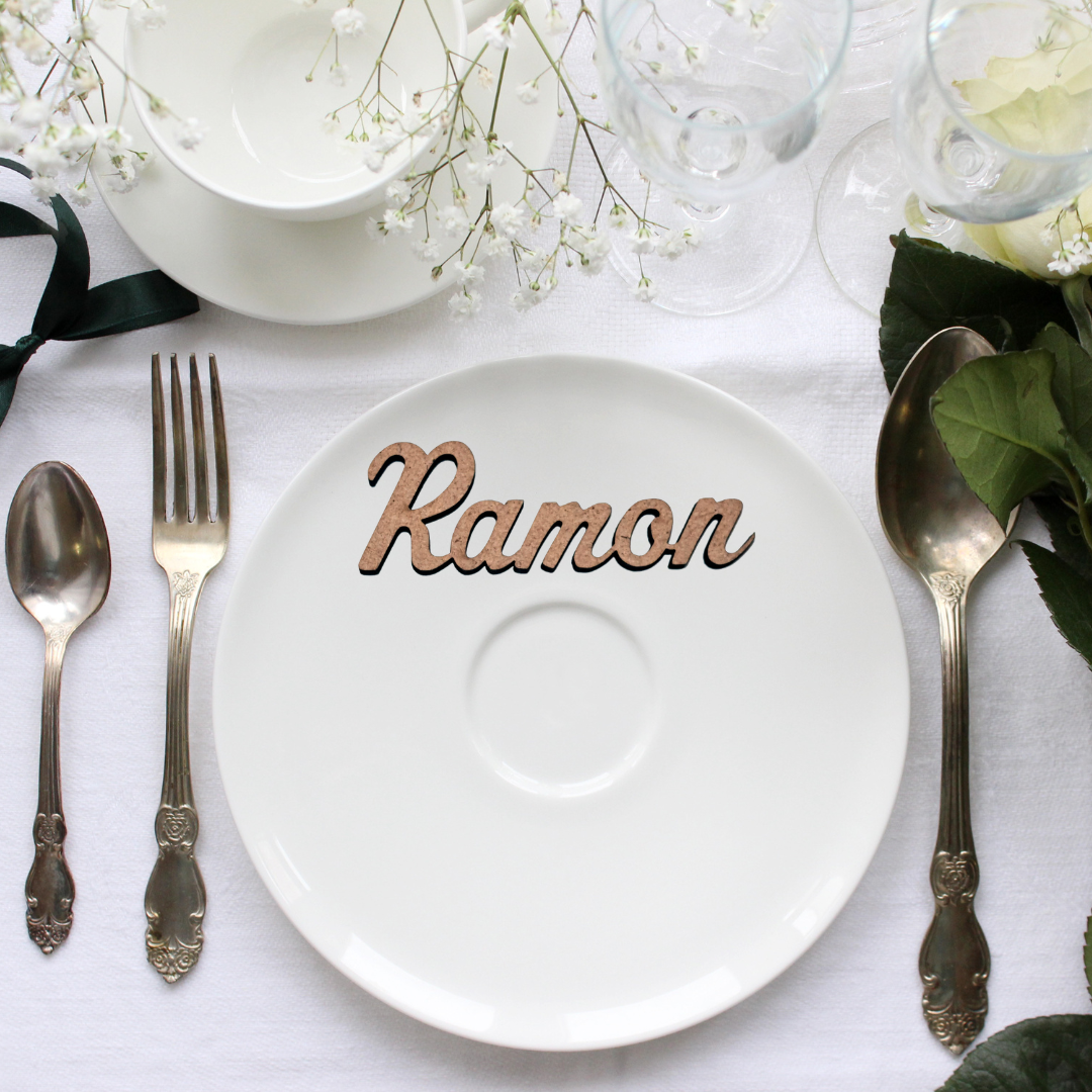 Marcasitios personalizados para boda hechos con madera de DM y tipografía Trendy. Ideal para recuerdo que se pueden llevar los invitados al evento.