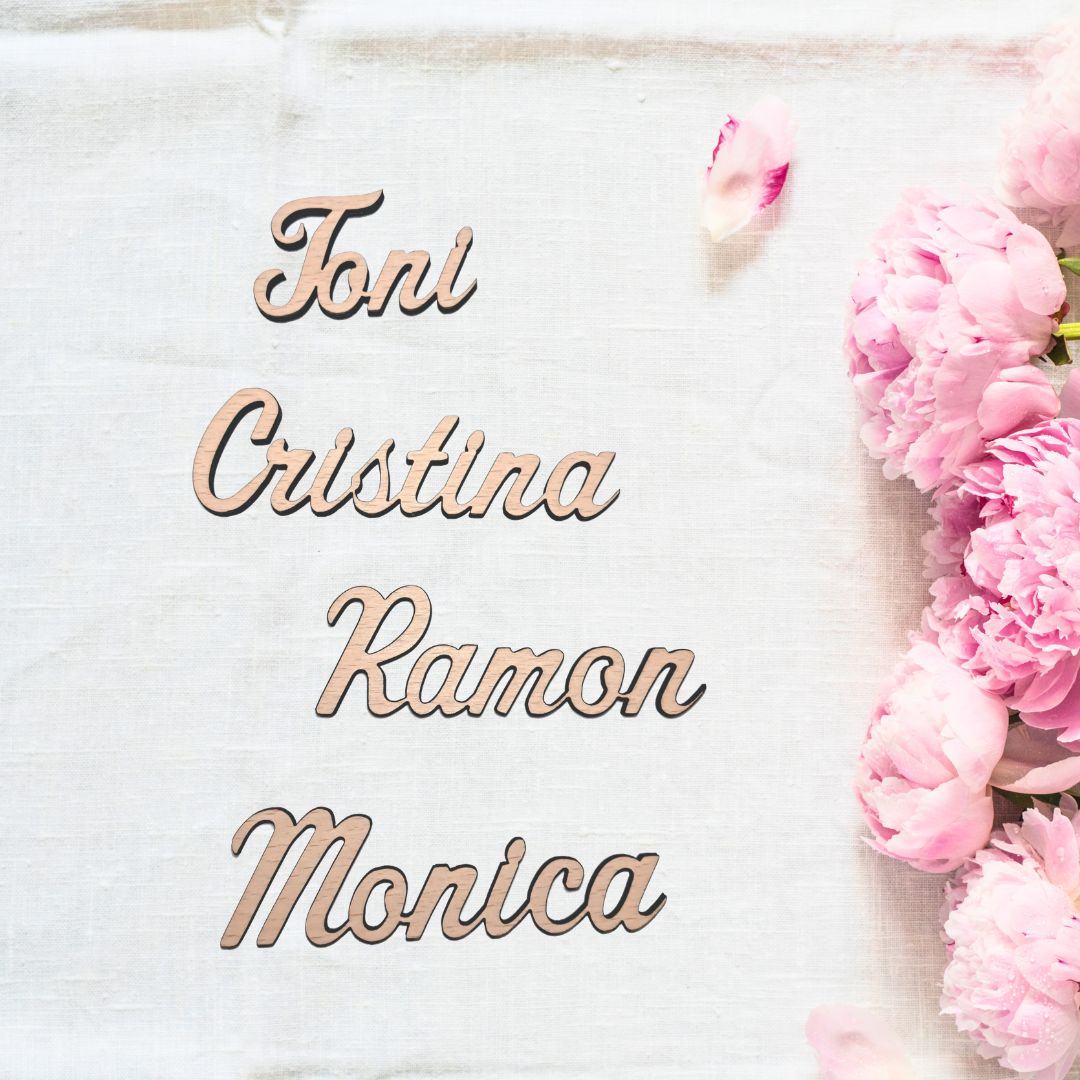 Marcasitios personalizados para boda hechos con madera de haya y tipografía Trendy. Ideal para recuerdo que se pueden llevar los invitados al evento.