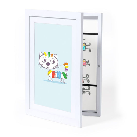 marco de madera blanco medio abierto que contiene muchos dibujos infantiles en su interior. detalle del cierre con imán