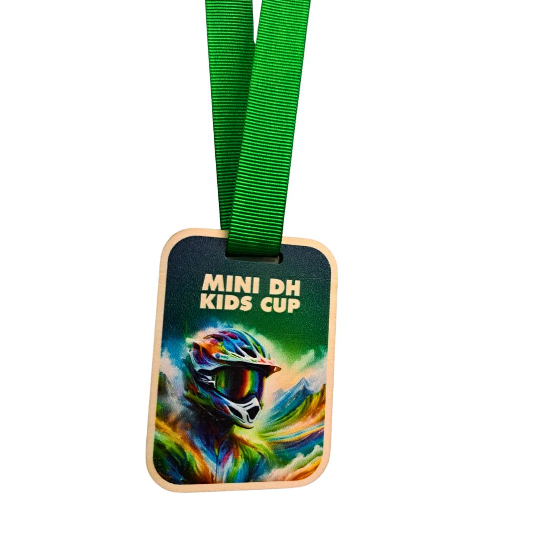 Medalla rectangular de madera de chopo natural impresa con el diseño a todo color de tu competición. Cinta grosgrain del color que mejor se adapte al diseño