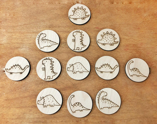 Juego de memoria de madera grabado con dinosaurios, piezas redondas artesanales en bolsa de lino, juguete educativo y sostenible.