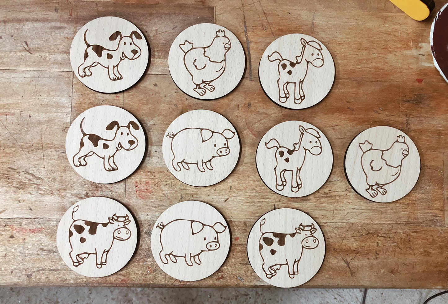 Juego de memoria de madera grabado con animales de granja, piezas redondas artesanales en bolsa de lino, juguete educativo y sostenible.
