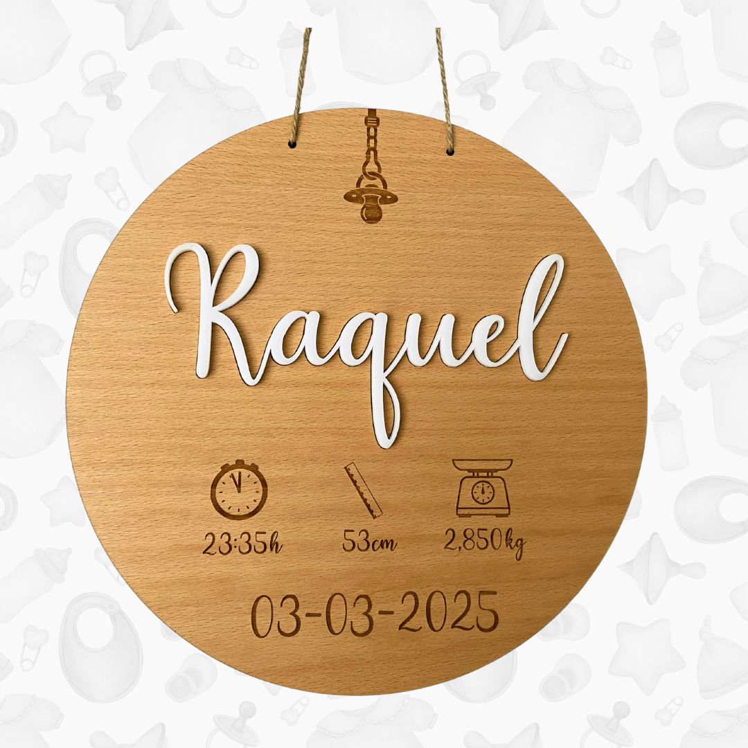 Placa de madera con cordón para colgar, personalizada con el nombre del bebé en metacrilato blanco y grabados todos los datos de su nacimiento: hora, peso y longitud, así como la fecha.