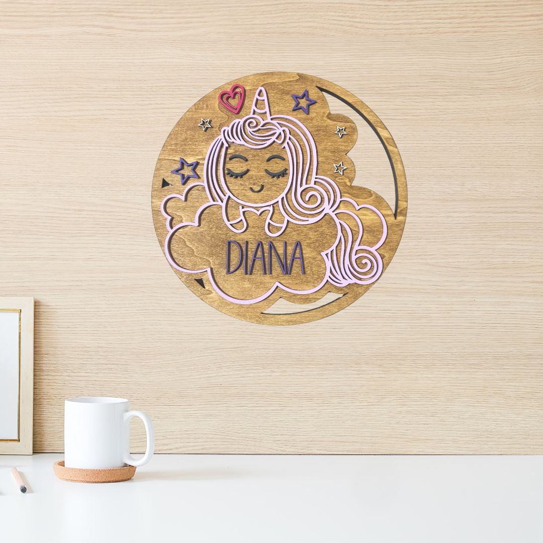 Placa de madera circular para colgar en la pared con detalle de unicornio en relieve y personalizada con el nombre de la niña o niño en madera de color.