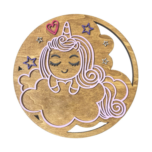 Placa de madera circular para colgar en la pared con detalle de unicornio en relieve y personalizada con el nombre de la niña o niño en madera de color.