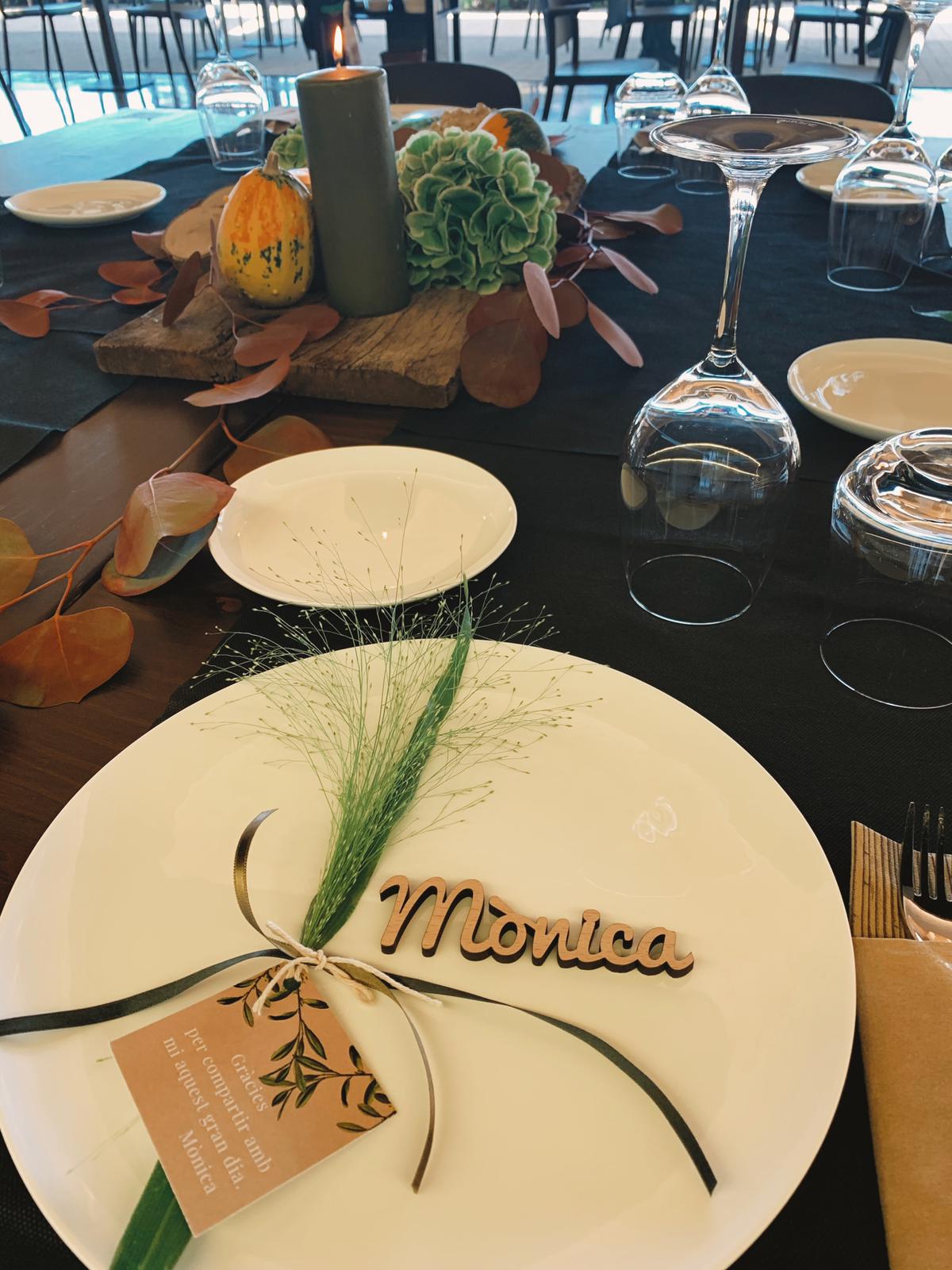 Marcasitios personalizados para boda hechos con madera de haya y tipografía Romántica. Ideal para recuerdo que se pueden llevar los invitados al evento.