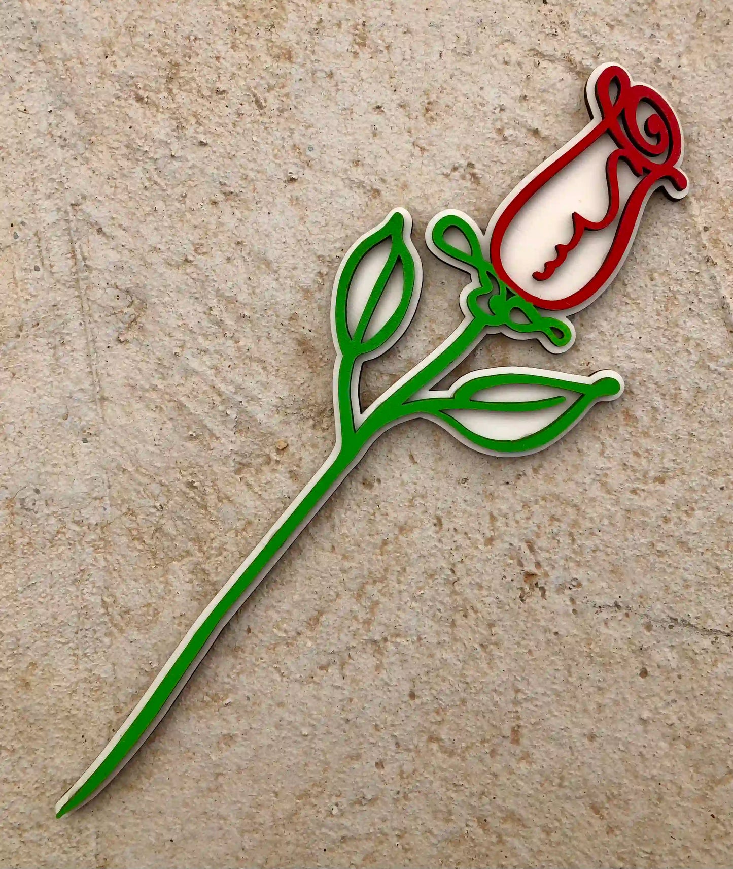 Rosa de madera artesanal de Sant Jordi con tallo verde y flor roja, diseño grabado y pintado a mano, detalle sostenible ideal para regalar o decorar en la Diada de Sant Jordi.