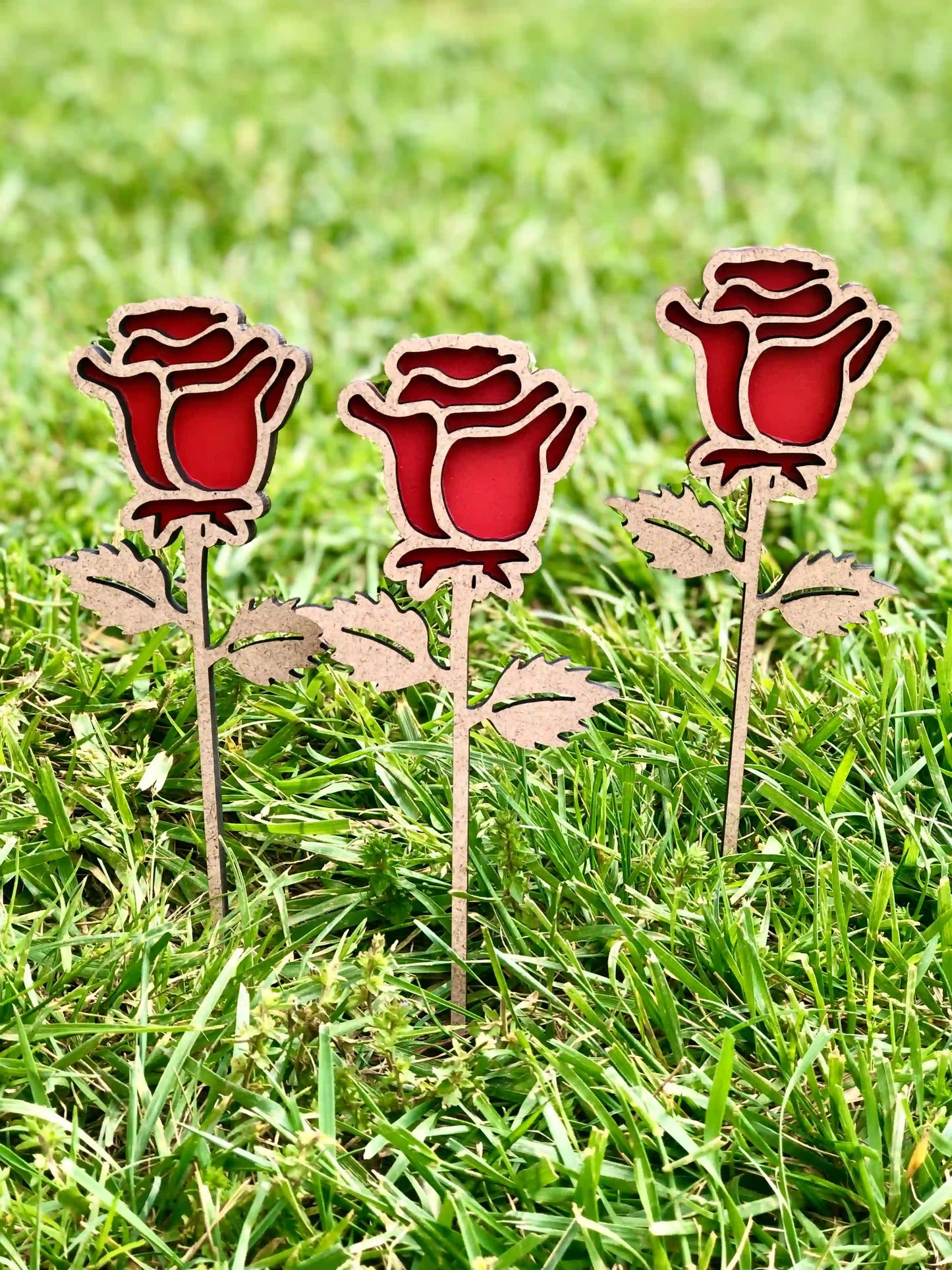 Rosa de madera artesanal de Sant Jordi con tallo de madera natural y flor roja semiabierta, diseño pintado a mano, detalle sostenible ideal para regalar o decorar en la Diada de Sant Jordi.