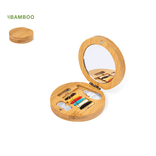 Detalle del costurero de madera abierto con un espejo debajo de la tapa y todos los accesorios perfectamente ordenados. Cierre de imán para mayor seguridad