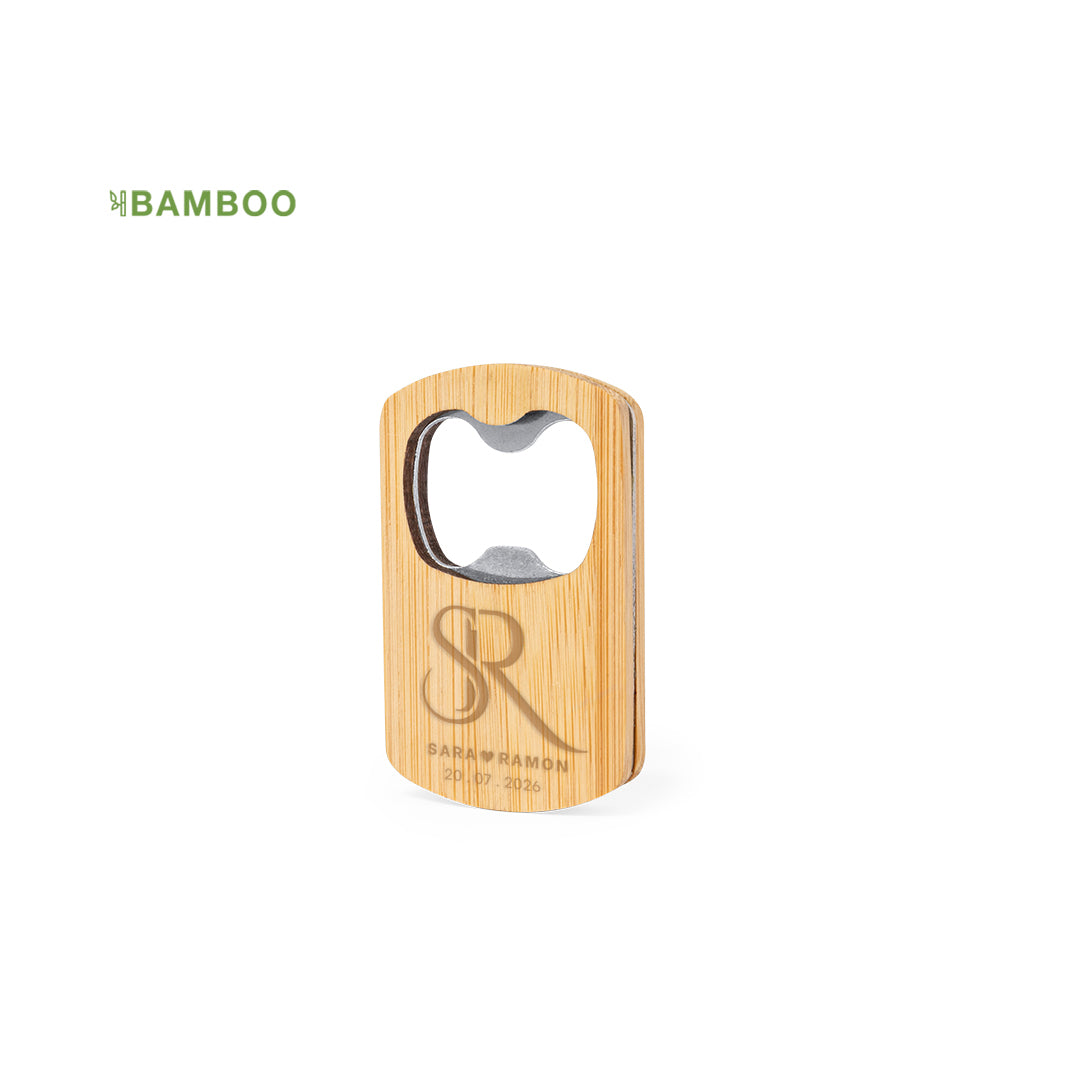 Pequeño abridor de bambú recubriendo una pieza metálica especial para abrir botellas. Grabado frontal del logotipo de la boda a láser