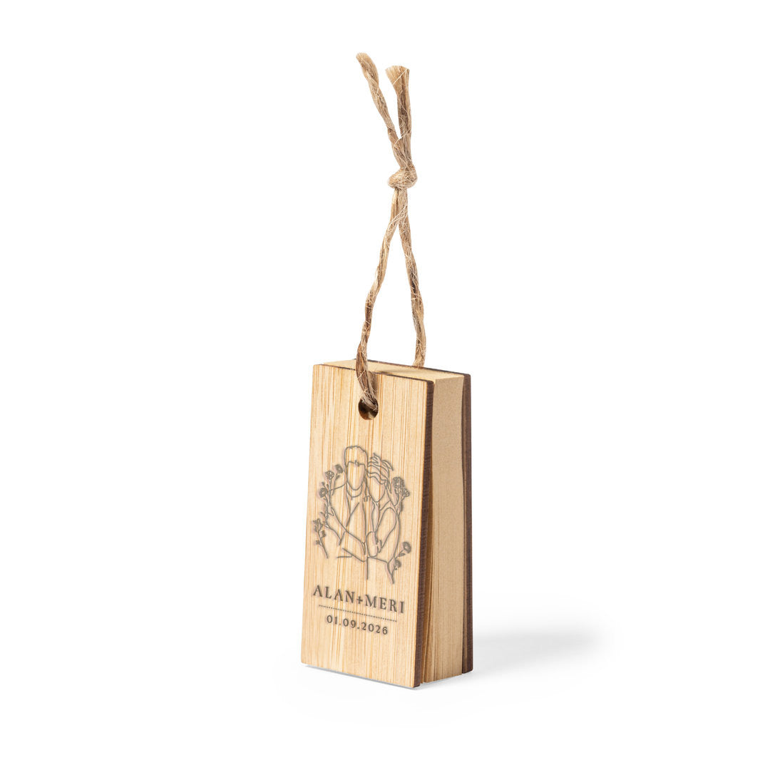 Bloc de notas rústico con tapa i contratapa de madera impresa con el logotipo de la boda. Hojas de papel kraft atadas con un cordel de fibra natural