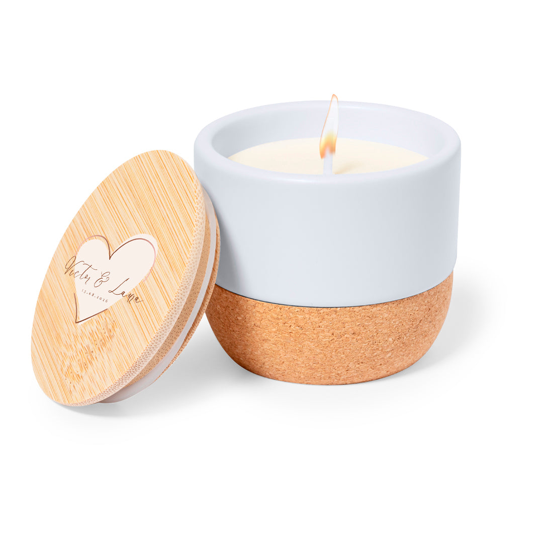 Vela circular en tarro de cerámica blanco, la base está acolchada con una lámina antideslizante de corcho natural y la tapa redonda de bambú está personalizada con el logo de la boda.