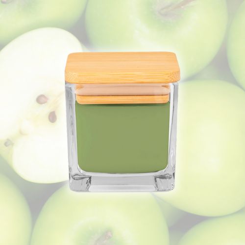 Vela cuadrada dentro de un tarro de cristal transparente, de cera verde y aroma a manzana verde. Tapa de bambú personalizable con el logotipo de la boda, texto, nombre de los invitades...