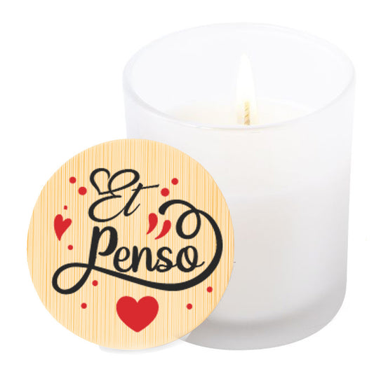 Vela aromática de vainilla en tarro de cristal translúcido con tapa de bambú y mensaje impreso en colores rojo y negro. Et penso