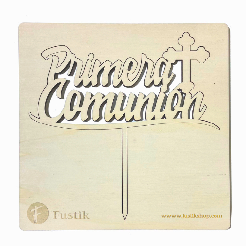 Detalle del topper de madera Primera Comunión con una cruz decorativa y una patita para poderlo clavar en la tarta