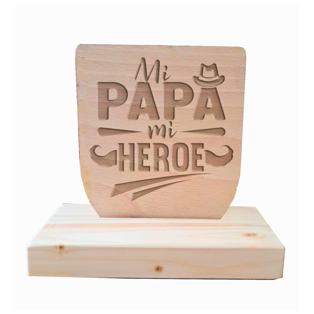 Trofeo en forma de escudo, de tablero de chopo natural con base de madera de abeto. Personalizado con grabado a láser especial para el día del padre.