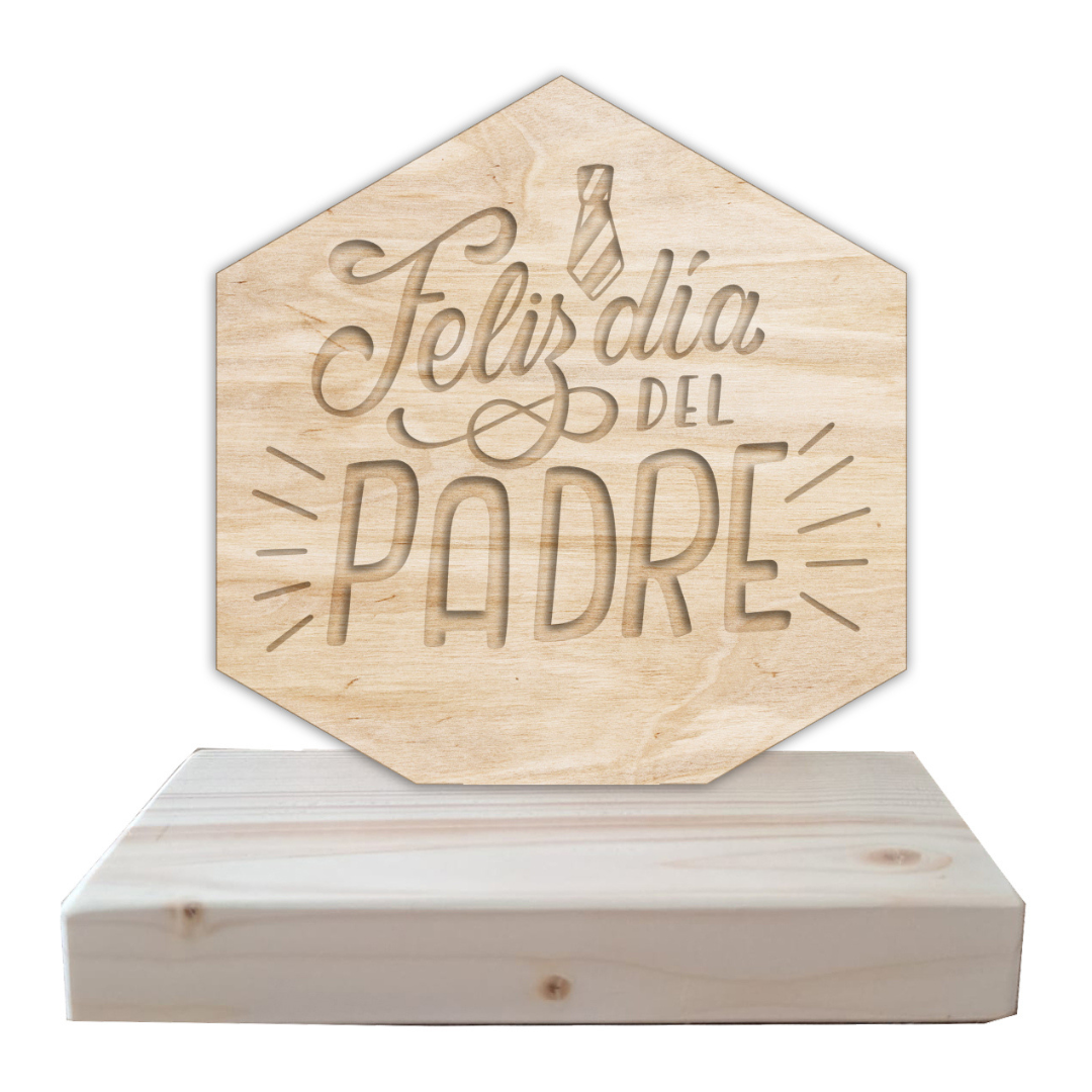 Trofeo en forma hexagonal, de tablero de chopo natural con base de madera de abeto. Personalizado con grabado a láser especial para el día del padre.