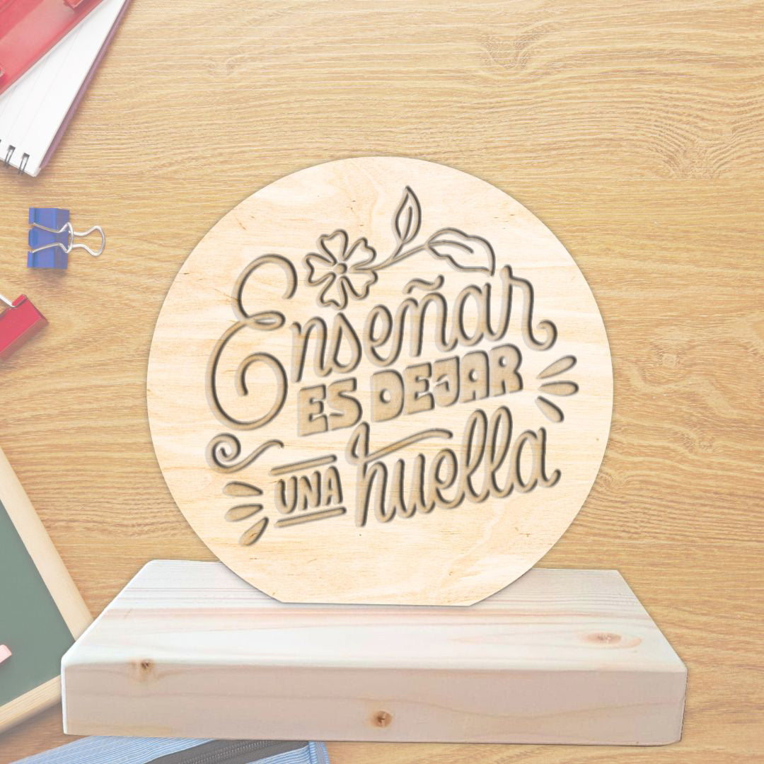 Trofeo de madera circular con base para sostenerse. Personalizado con grabado a láser especial para maestros, con la frase "Enseñar es dejar una huella"