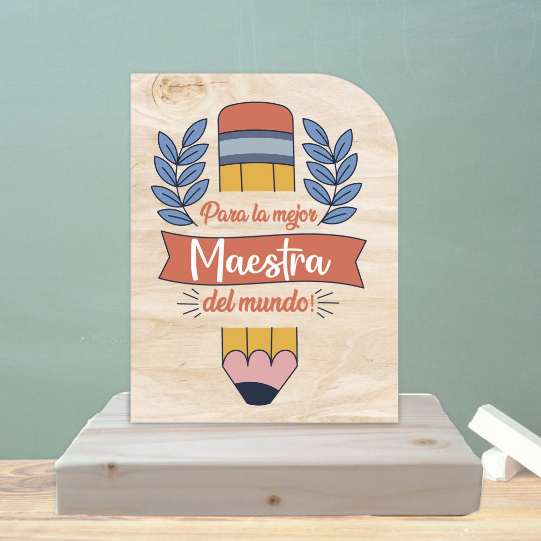 Trofeo de madera en forma de vela con base para mantenerse en pie. Personalizado con impresión a todo color con el texto "Para la mejor maestra del mundo"