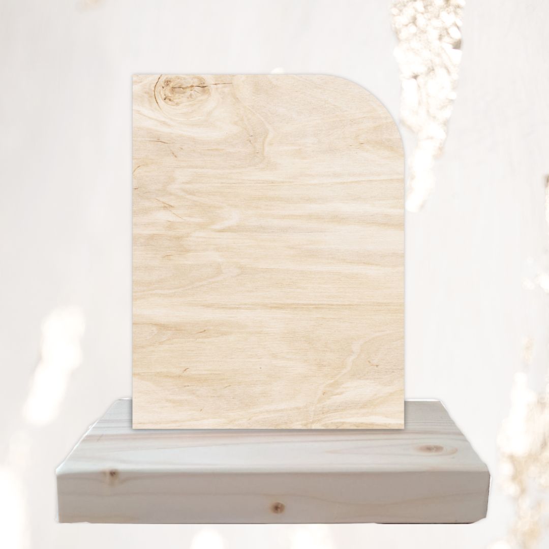 Trofeo de madera de chopo de forma de vela con base de abeto para mantenerse en pie. Gran superfície para personalizar grabado a láser o impreso a todo color con el diseño a gusto del cliente.
